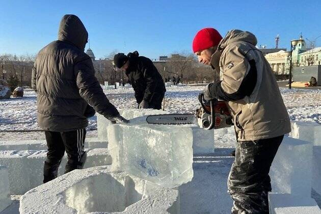 Рабочие начали строить ледовый городок на площади Ленина в Чите с детских горок