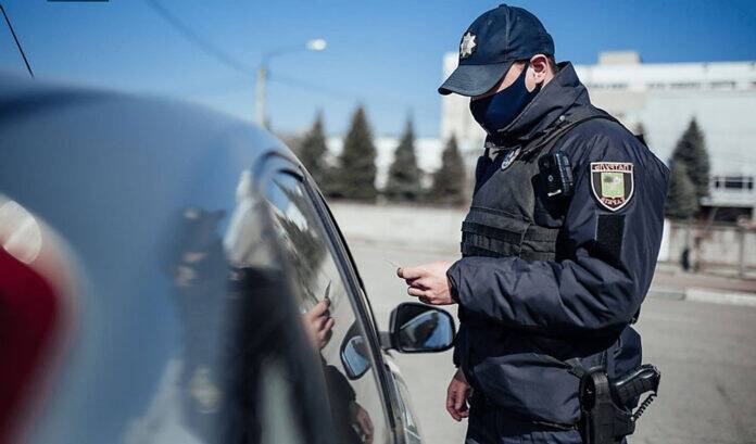Українцям розповіли, коли поліцейський має право вилучити водійське посвідчення