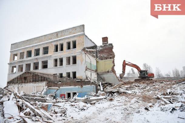 Одно здание – 3800 тонн обломков: в Сыктывкаре сносят корпус КГПИ