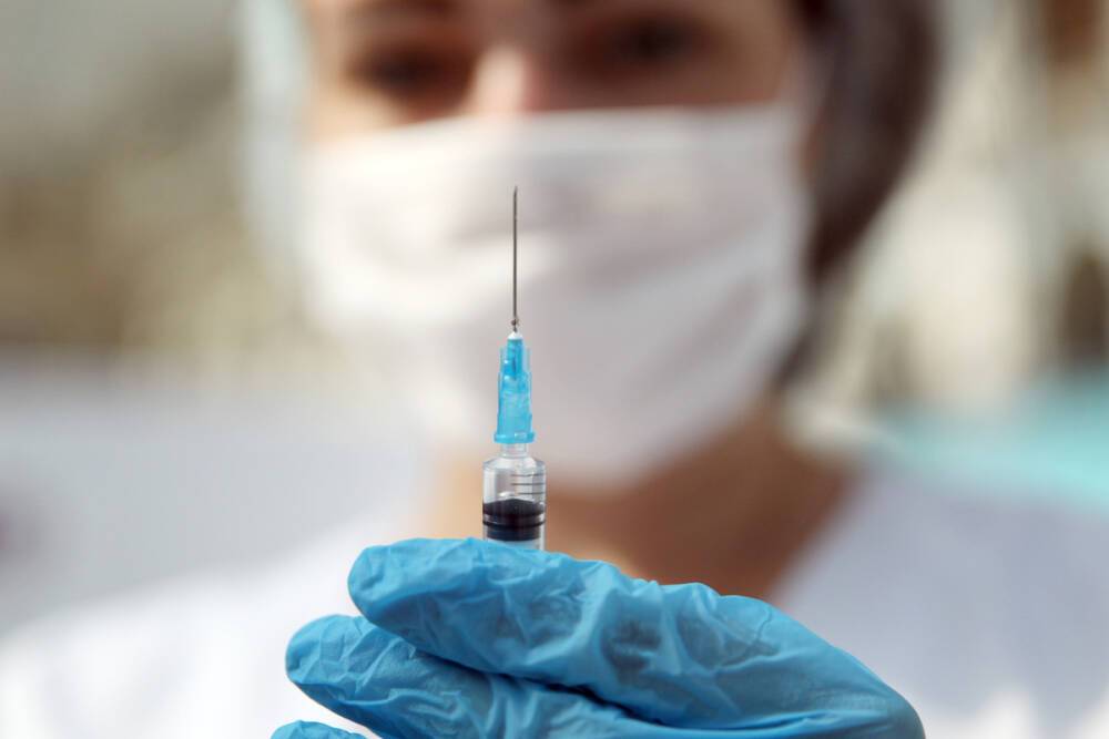 Комаровский заявил, что невозможно выявить аллергию на вакцину до прививки