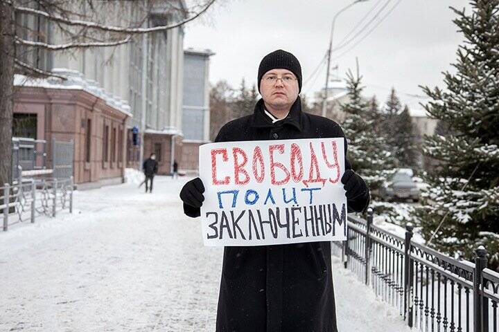 Пикет в поддержку политзаключенных прошел у здания ФСБ в Омске
