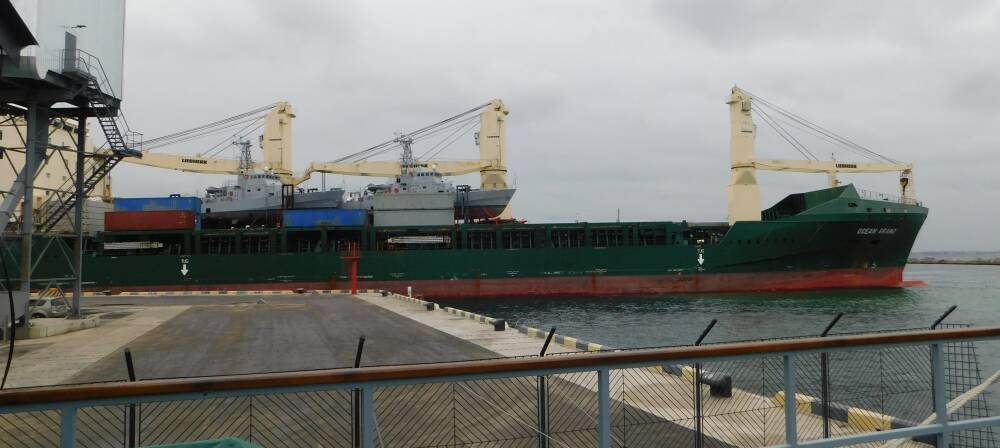 Американское судно с катерами типа «Айленд» для Украины ошвартовалось в Одессе: фото