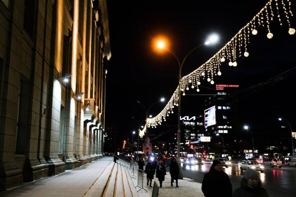 В Новосибирске на площади Ленина запустили новогоднюю подсветку