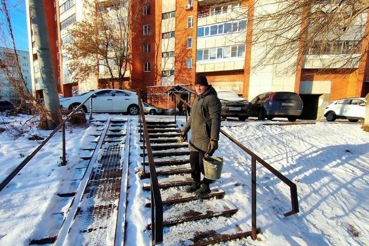 В Пензе в Ленинском районе занялись уборкой территории от снега