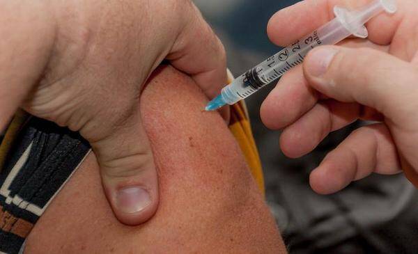 Стало известно, сколько вакцинированных жителей Тюменской области скончались от коронавируса