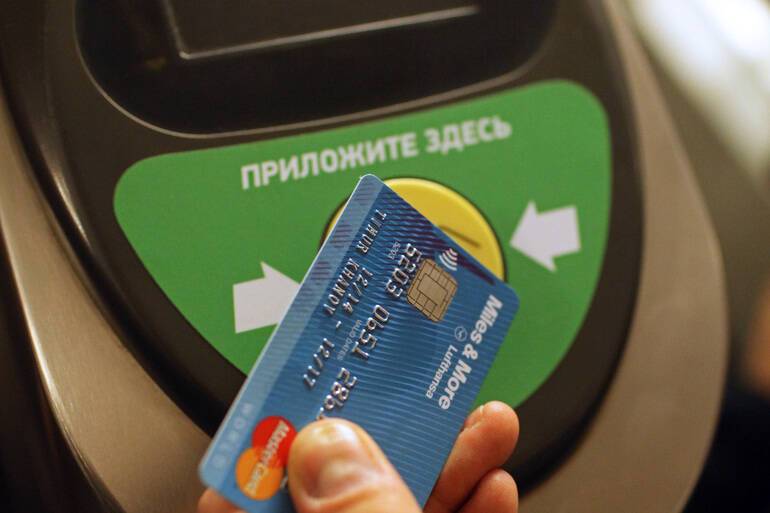 Турникеты в петербургском метро научат считывать QR-коды за 130 млн рублей