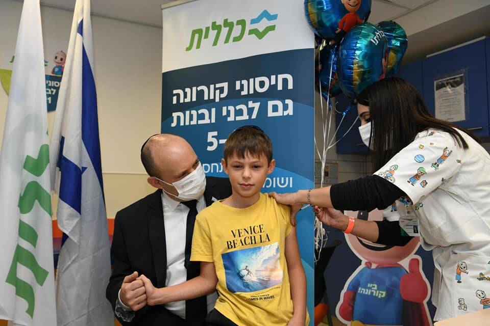 Израиль начал COVID-вакцинацию детей. Премьер привел на прививку сына