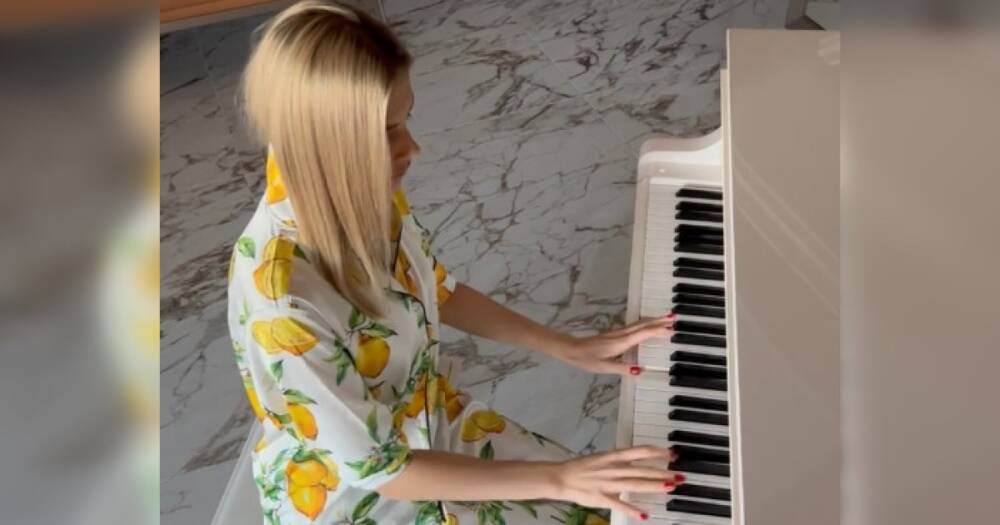 "Играю не только на нервах": жена футболиста Зинченко показала, как играет на рояле (видео)