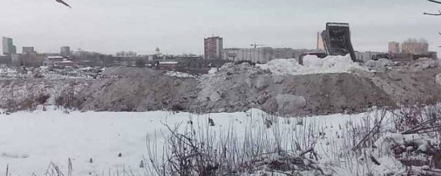 Жители улицы Ольховской в Новосибирске жалуются на шум со стороны снегоотвала