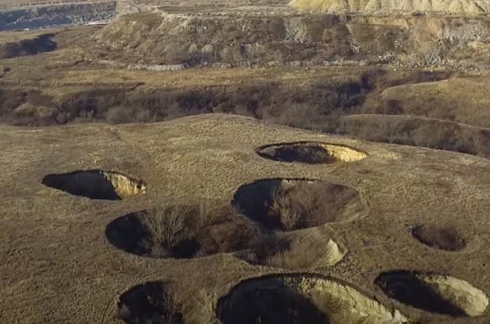 Лисичанск уходит под землю?: Вблизи города образовались опасные провалы (видео)