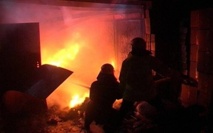 В Кыштыме утром четыре часа тушили пожар в цехе по ремонту мототехники