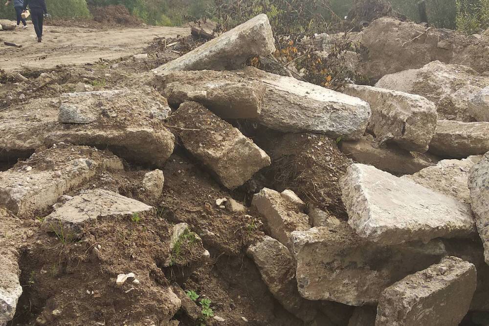 В Тверской области строители завалили землю бетонными плитами