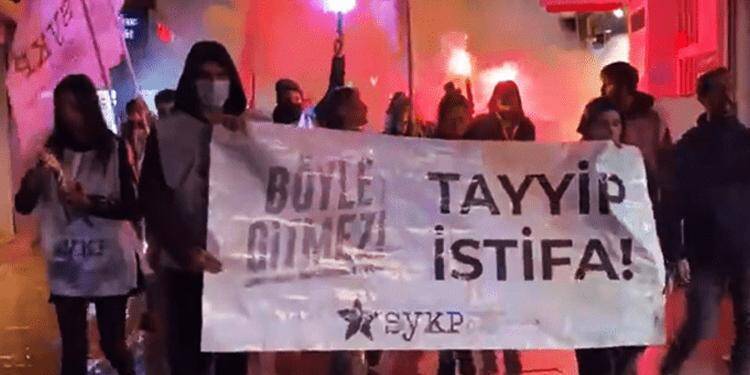 Турки после обвала лиры вышли на протесты и потребовали отставки властей
