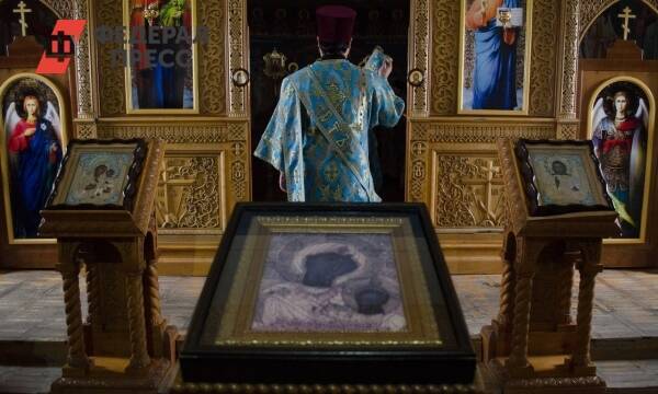 РПЦ просит вернуть иконы, обнаруженные в тайной комнате МХАТа