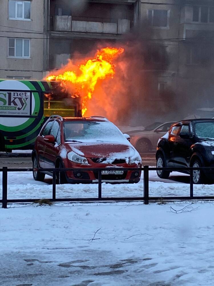 В Петербурге загорелся пассажирский автобус – видео