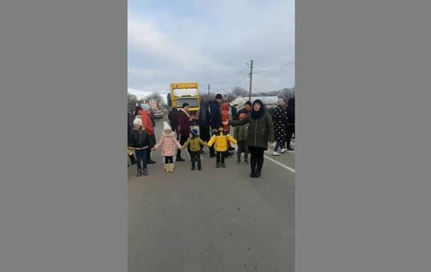 На Буковине протестующие с детьми перекрыли дорогу