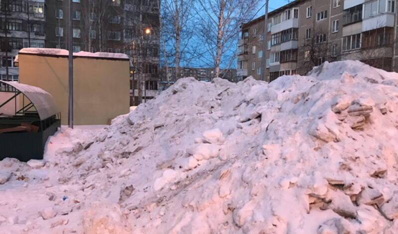 Каток прямо на улице и нетронутые дворы: что происходит с уборкой снега в Уфе