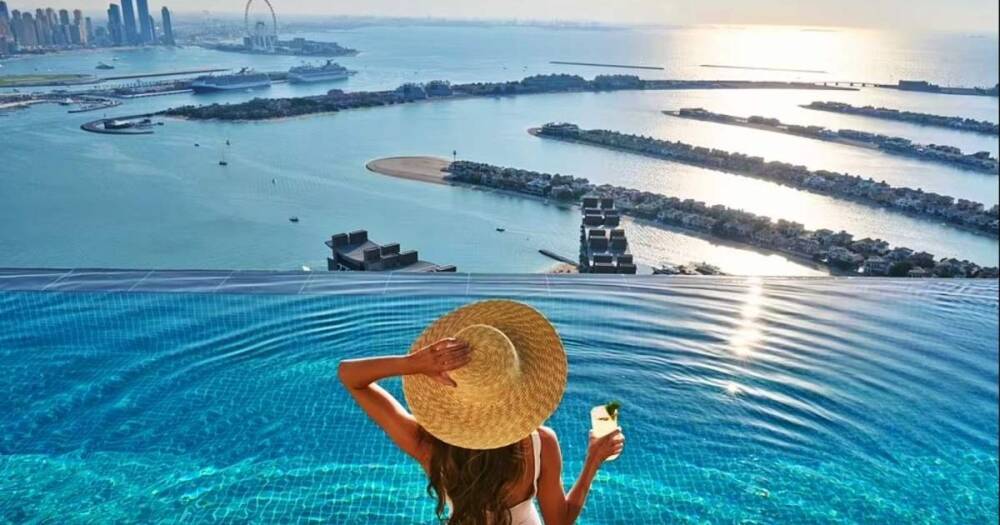 В Дубае открылся первый в мире панорамный бассейн на высоте 200 метров (фото, видео)