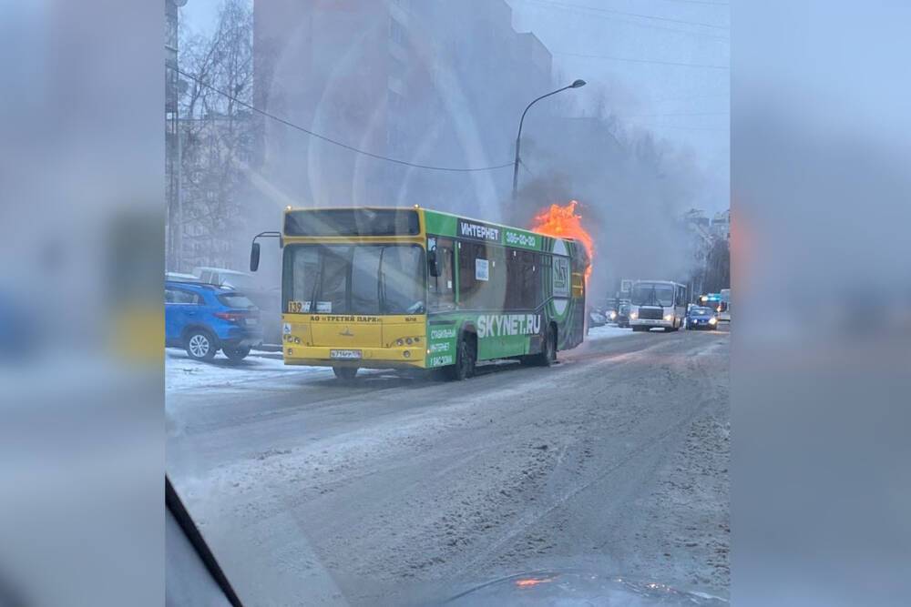 Автобус загорелся на ходу и сгорел дотла на улице Черкасова