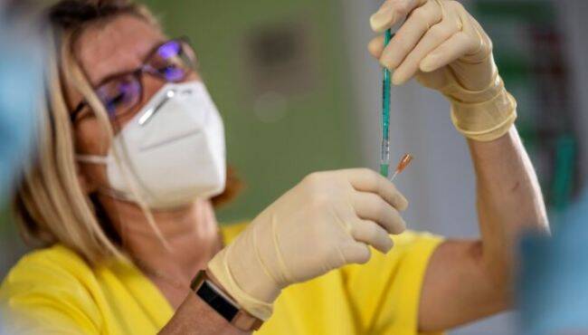 В Латвии ввели обязательное регулярное тестирование работников на коронавирус