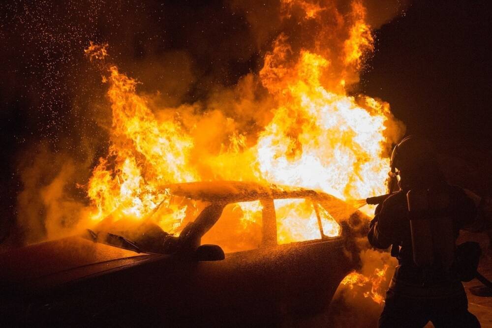 Пожар в ЛНР уничтожил машины и гараж