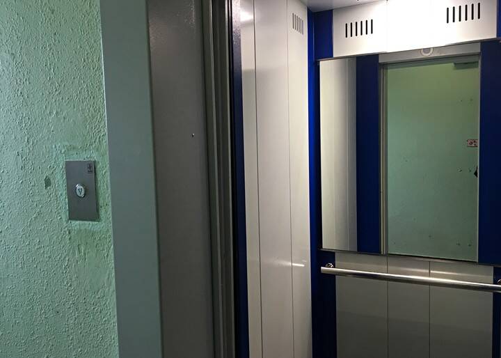 Мужчина приставал к 14-летней девочки в лифте жилого дома в Москве