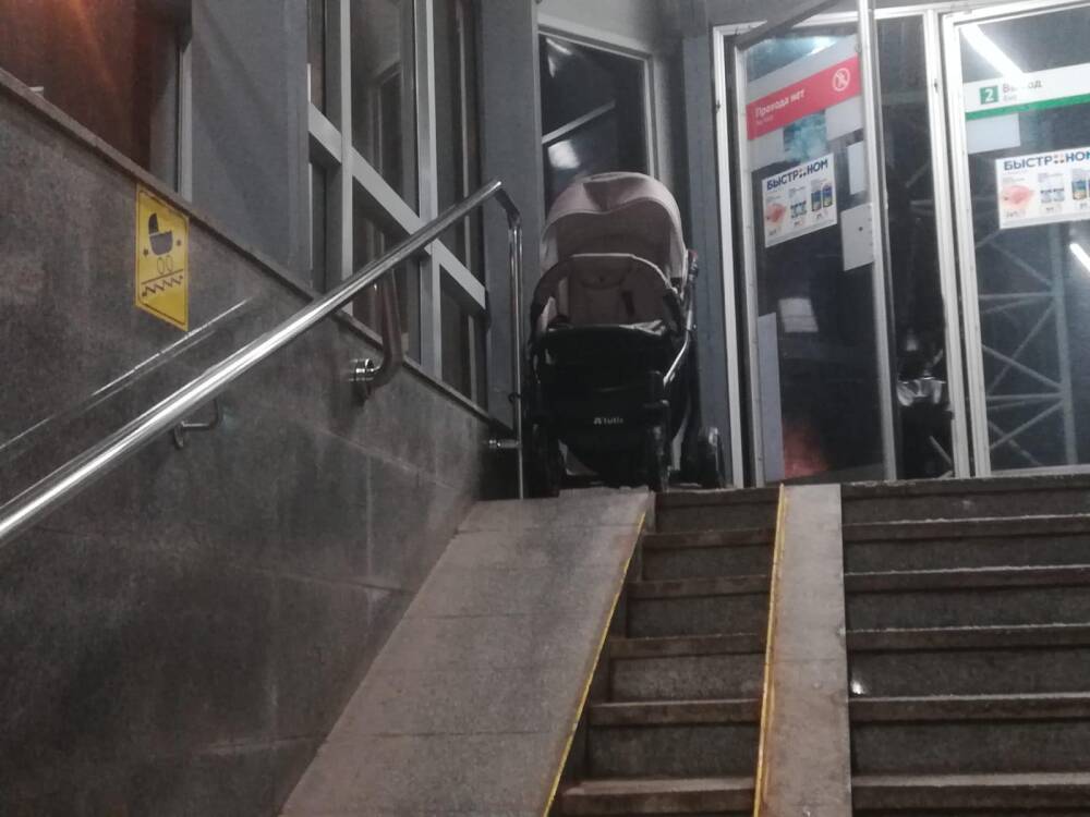 В Новосибирском метро неизвестные бросили коляску без ребёнка