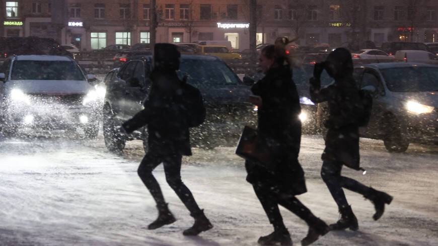 Жителей Москвы просят перенести поездки на более позднее время из-за снегопада