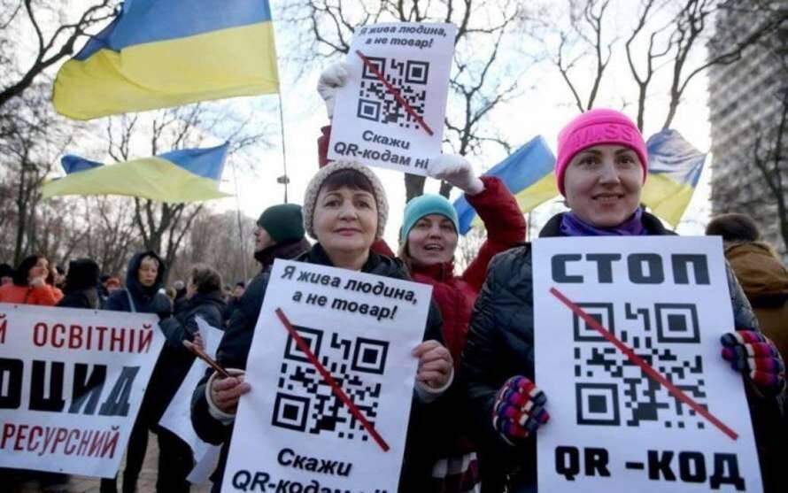 В Киеве на плакатах антивакцинаторов обнаружили QR-кода партии Путина (ФОТО)