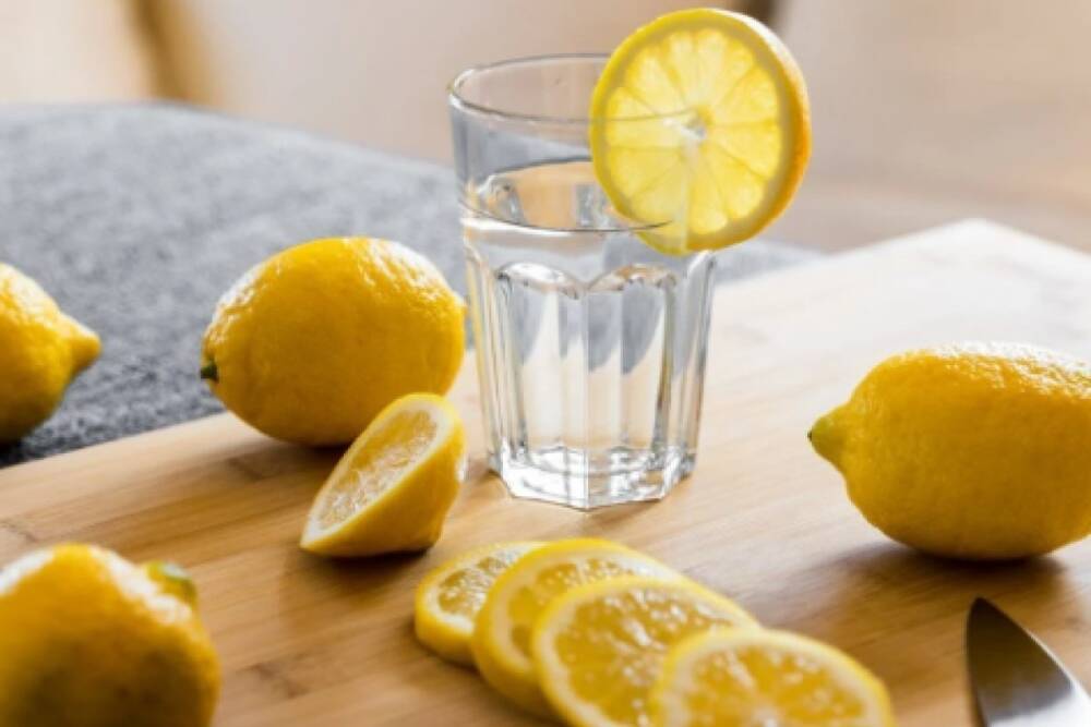 Диетолог рассказала о пользе и вреде от ежедневного употребления лимона