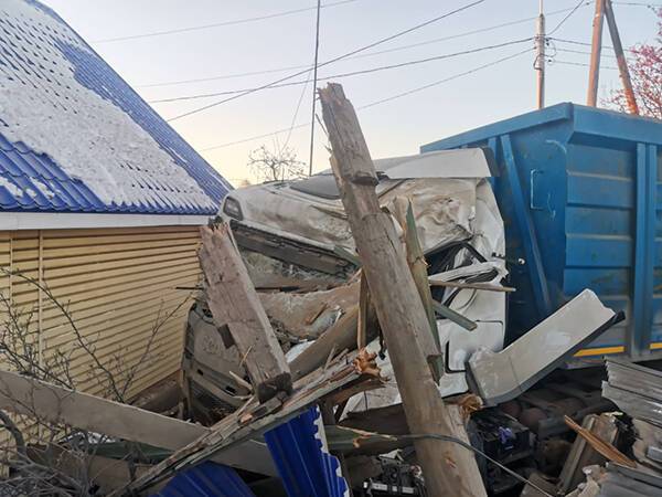 На Среднем Урале грузовик съехал с дороги и разрушил жилой дом