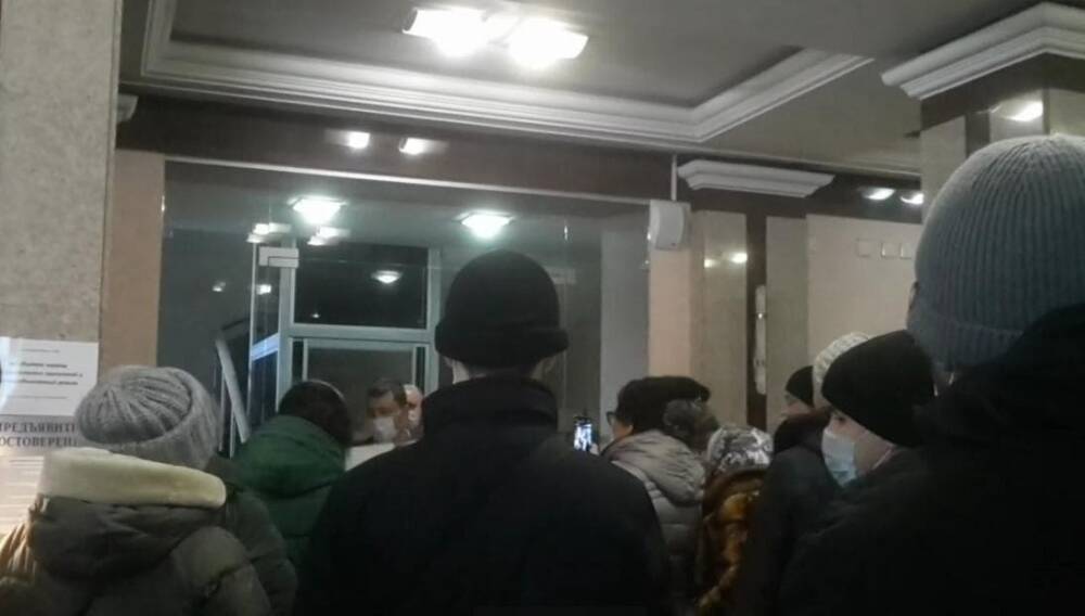 В Челябинске противники вакцинации подрались с охраной на входе в здание Заксобрания