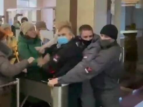 В Челябинске противники вакцинации попытались прорваться в здание ЗСО