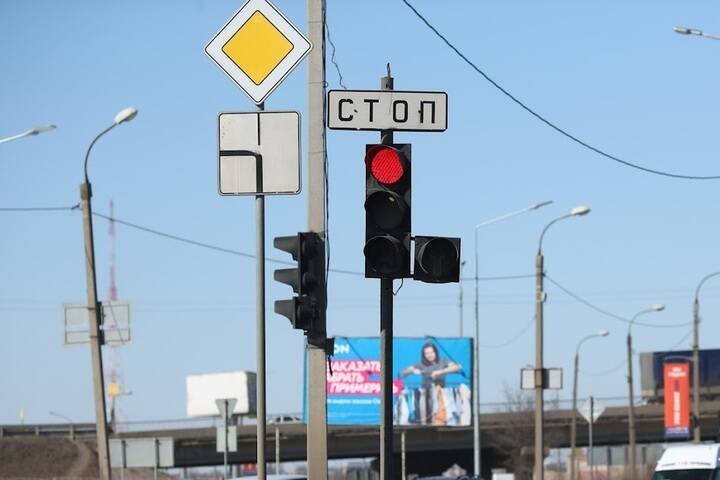 В проехавшей на красный свет иномарке в Волгограде пострадал ребенок
