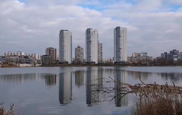 В Киеве заметили пятно нефти в Кирилловском озере