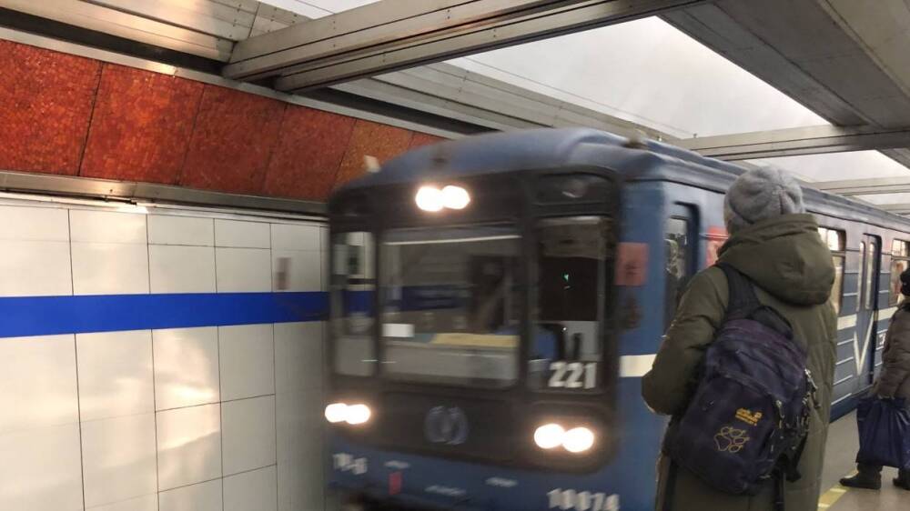 Мужчина оказался на путях на станции метро «Автово» в Петербурге