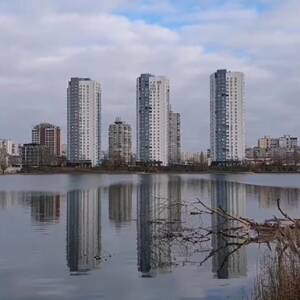 На озере в Киеве заметили нефтяное пятно