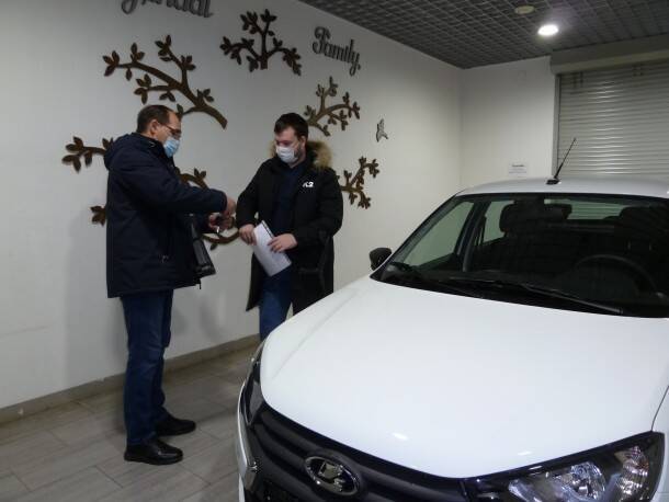 Пострадавшие на производстве жители Коми получили новые автомобили от Фонда соцстраха