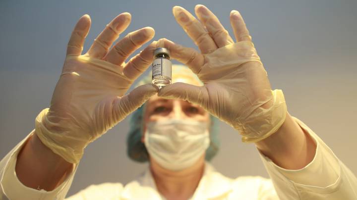 Вирусолог призвал антипрививочников предложить альтернативу вакцине и QR-кодам