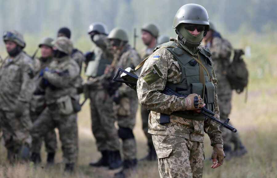 Украина ведет наступательные действия в Донбассе – МИД РФ