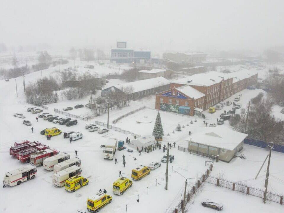 В Кемеровской области приостановили спасательную операцию из-за угрозы взрыва. Под землей остаются 46 шахтеров