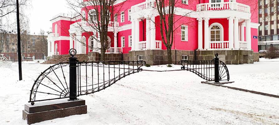 Уродливый шлагбаум у ЗАГСа в Петрозаводске заменили на кованые ворота в стиле петербургских садов