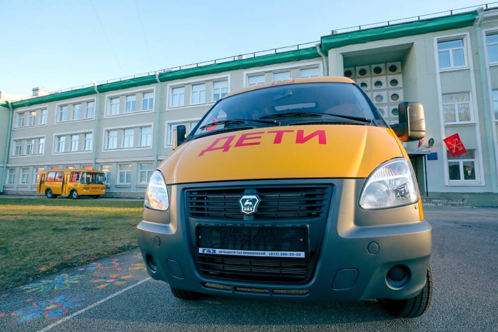 Петербургским школам купили автобусы почти на 31 млн рублей