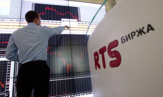К 16.55 мск индекс Мосбиржи снижается до 3943,38 пункта, РТС растет до 1662,8 пункта