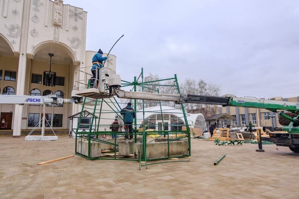 В Курске на театральной площади начали устанавливать новогоднюю елку