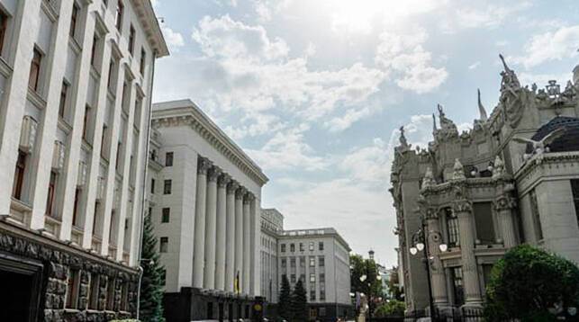 В офисе Владимира Зеленского опровергли данные о готовящемся введении военного положения на Украине