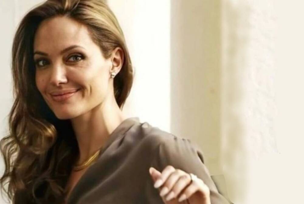 Анджелина Джоли в чересчур коротком топе похвасталась идеальными формами: «Хищница»