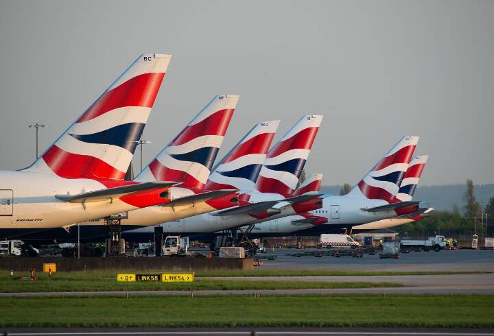 Великобритания и Израиль прекращают авиасообщение с рядом стран из-за нового штамма коронавируса