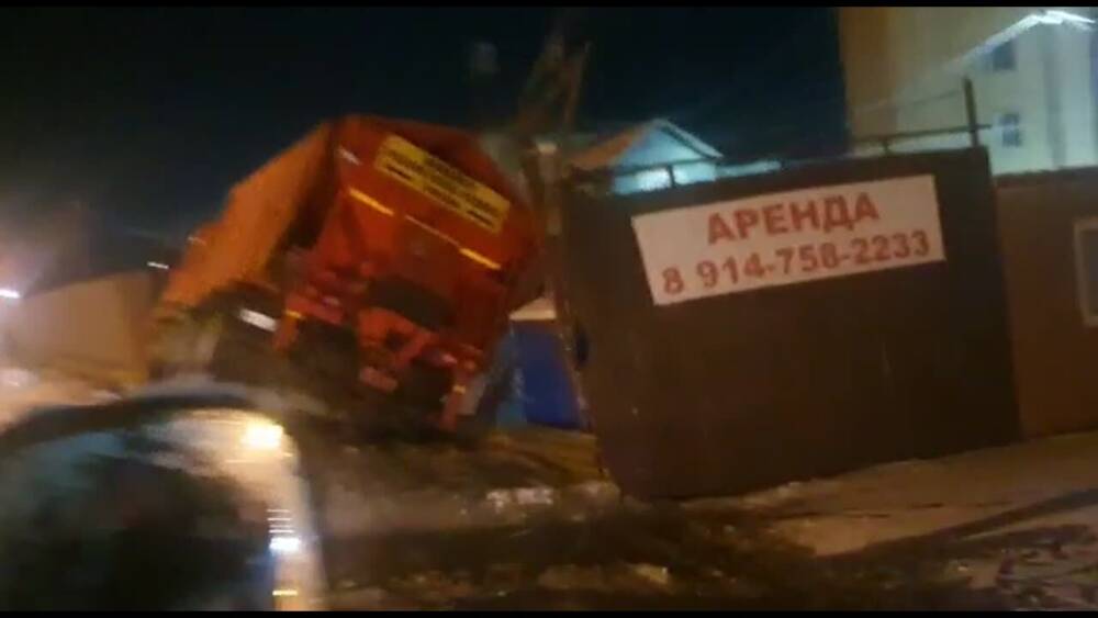 Автомобиль дорожной службы сошел с дороги и снес ограждение в Южно-Сахалинске