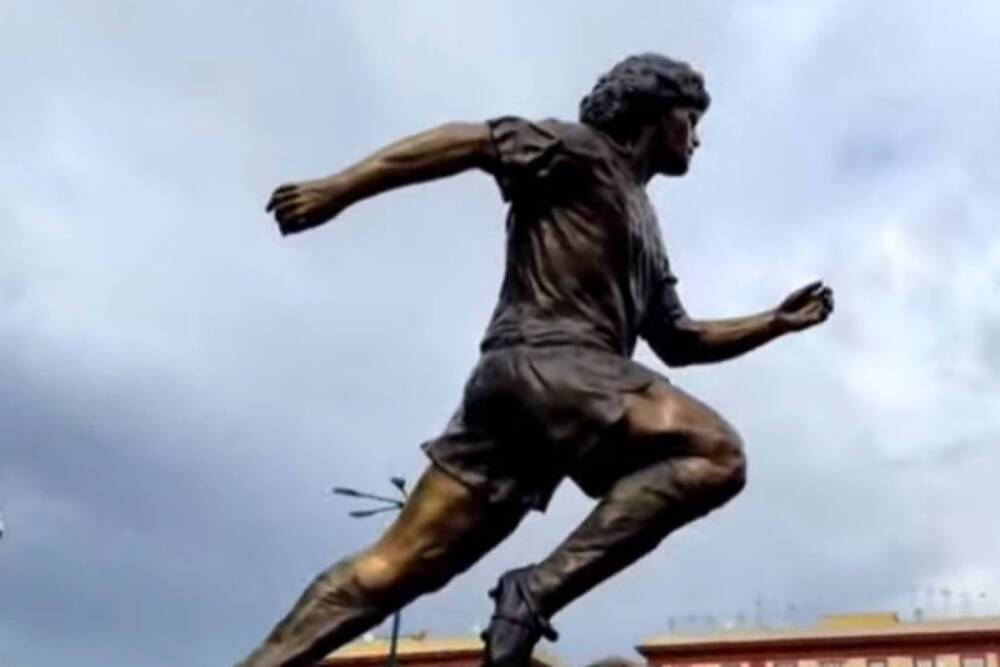 В Неаполе открыли памятник Диего Марадоне